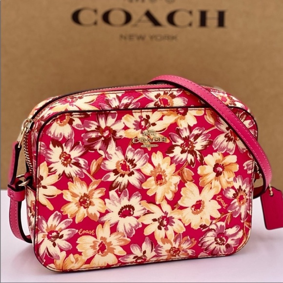 Coach Mini Camera Bag Crossbody Bag
Vintage Daisy Pink - Picture 7 of 12